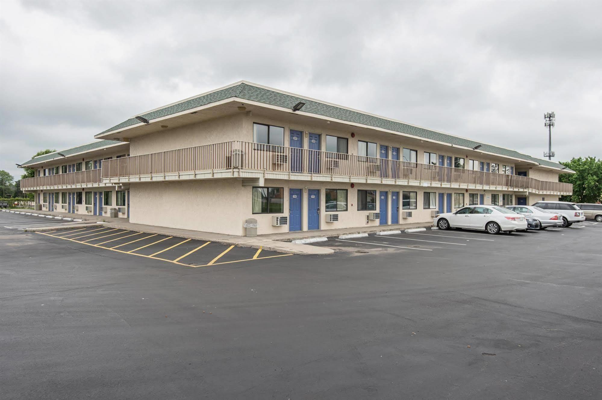 Motel 6 Kansas City, Mo - Airport Eksteriør billede