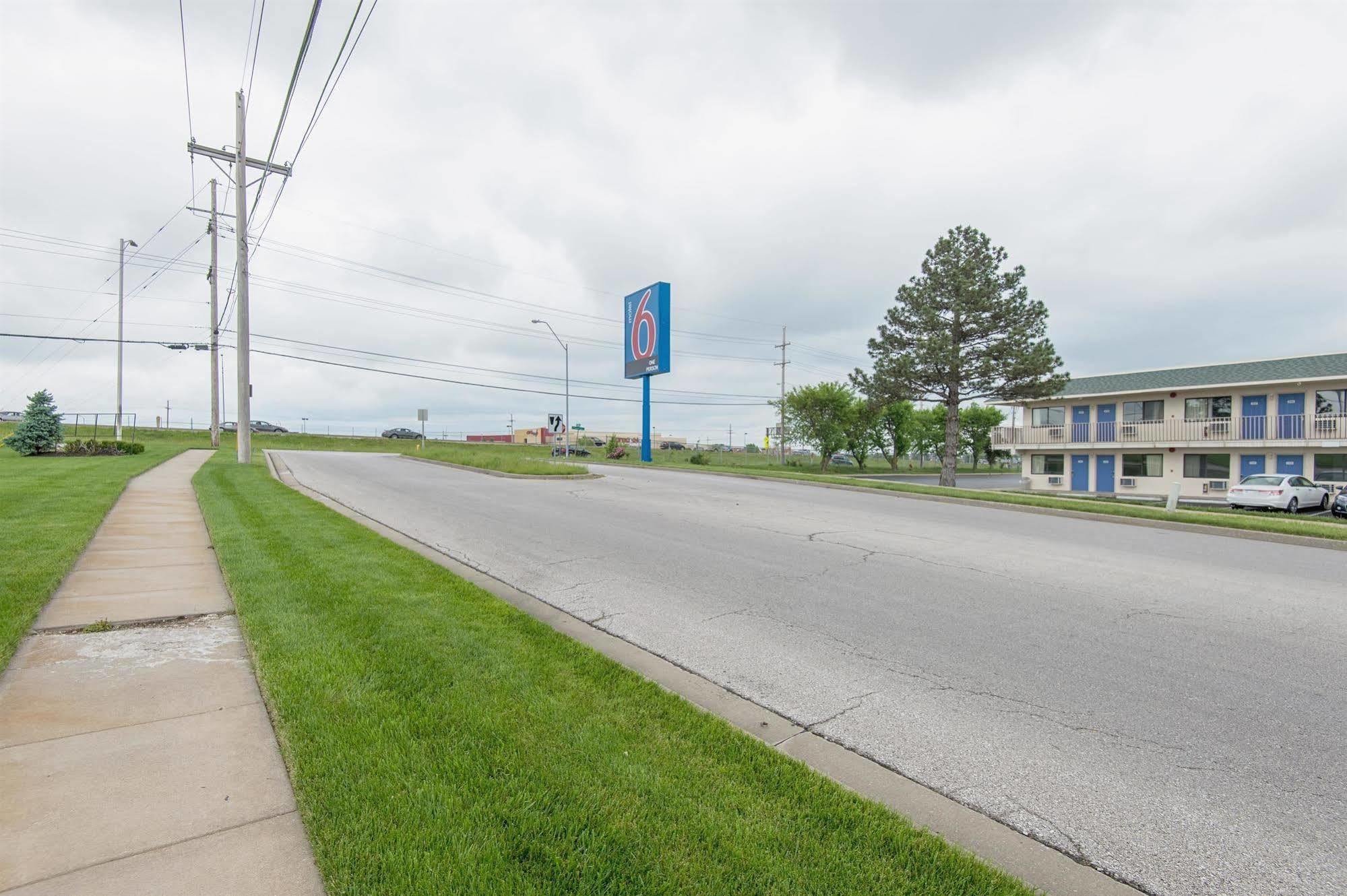 Motel 6 Kansas City, Mo - Airport Eksteriør billede