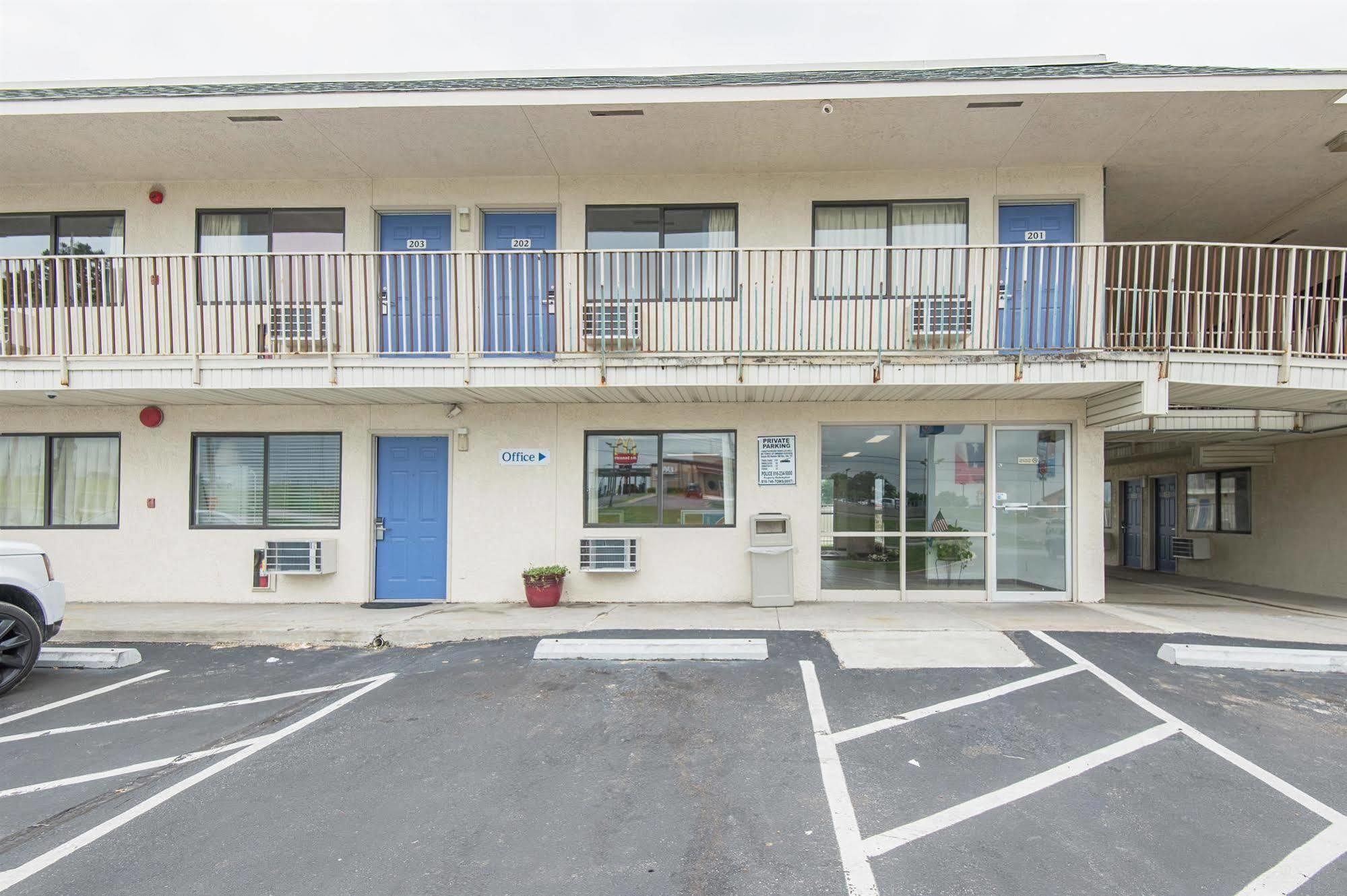 Motel 6 Kansas City, Mo - Airport Eksteriør billede