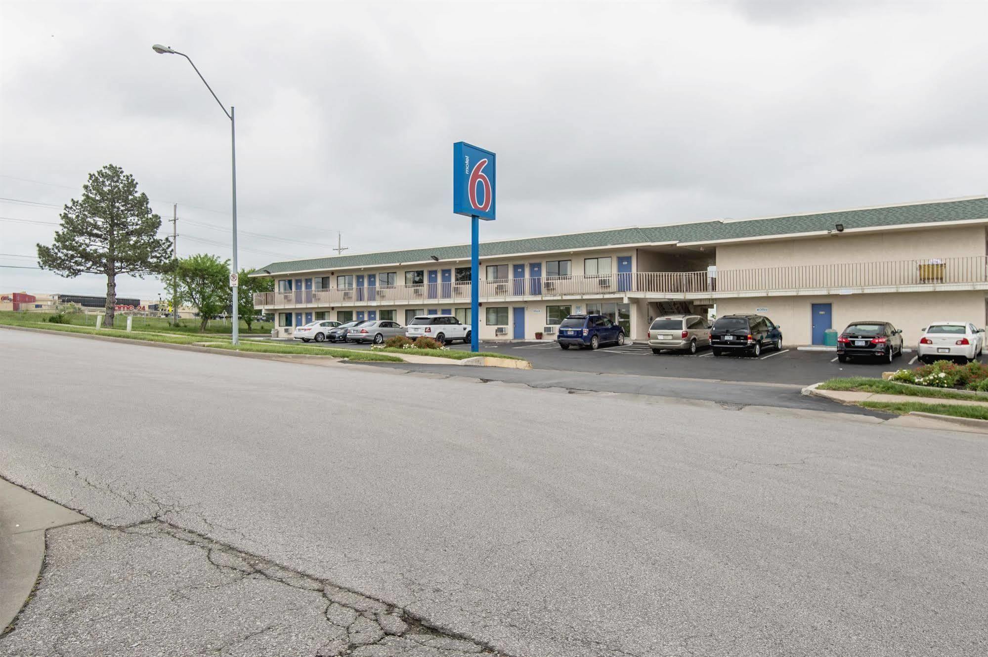 Motel 6 Kansas City, Mo - Airport Eksteriør billede