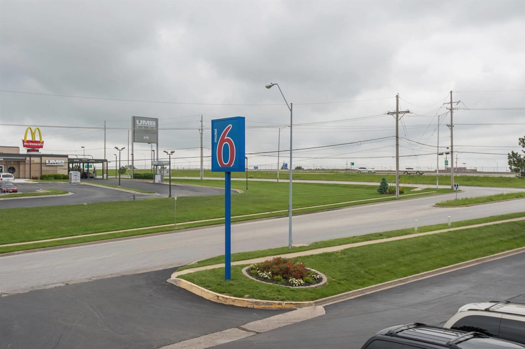 Motel 6 Kansas City, Mo - Airport Eksteriør billede