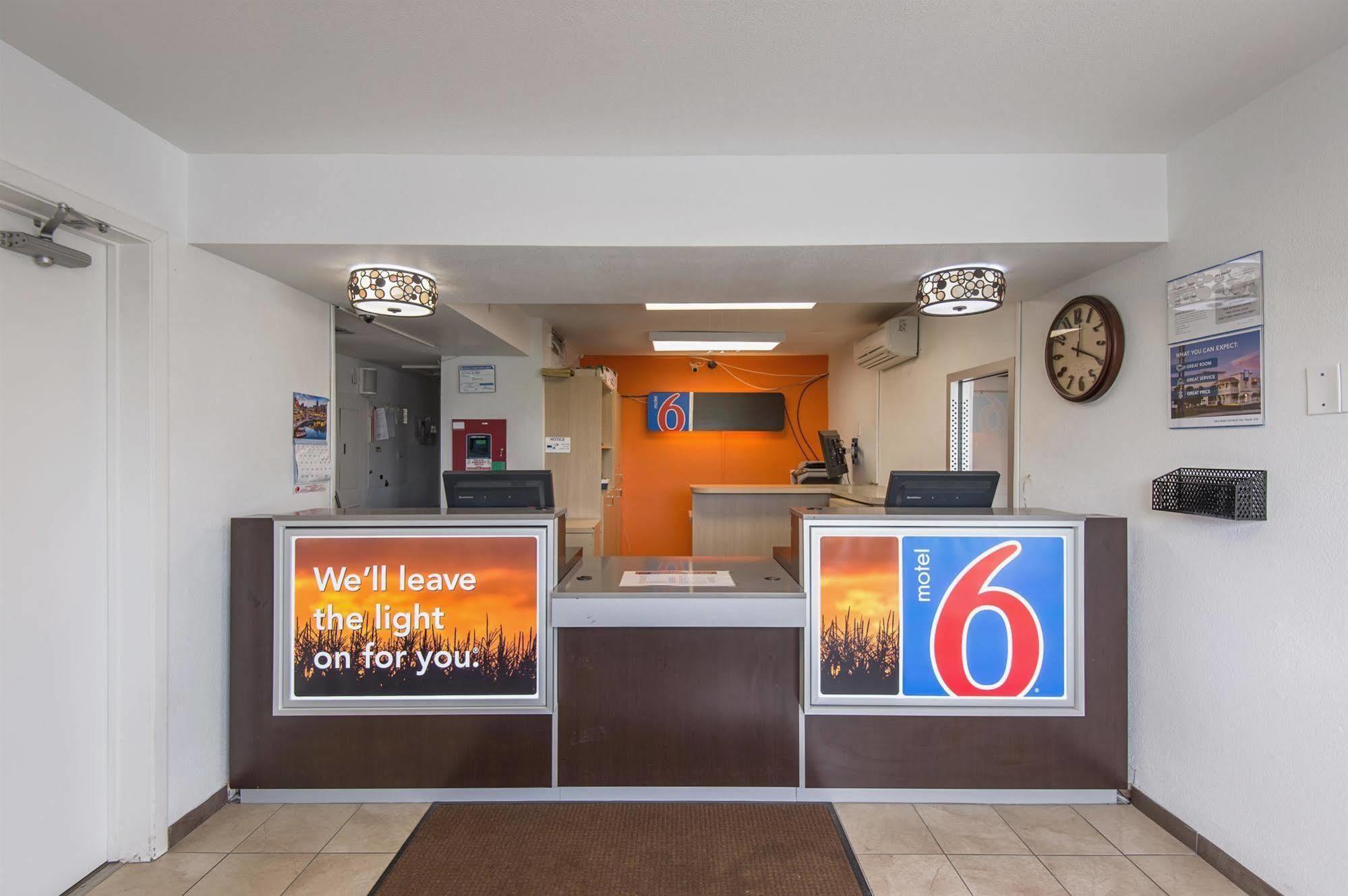 Motel 6 Kansas City, Mo - Airport Eksteriør billede
