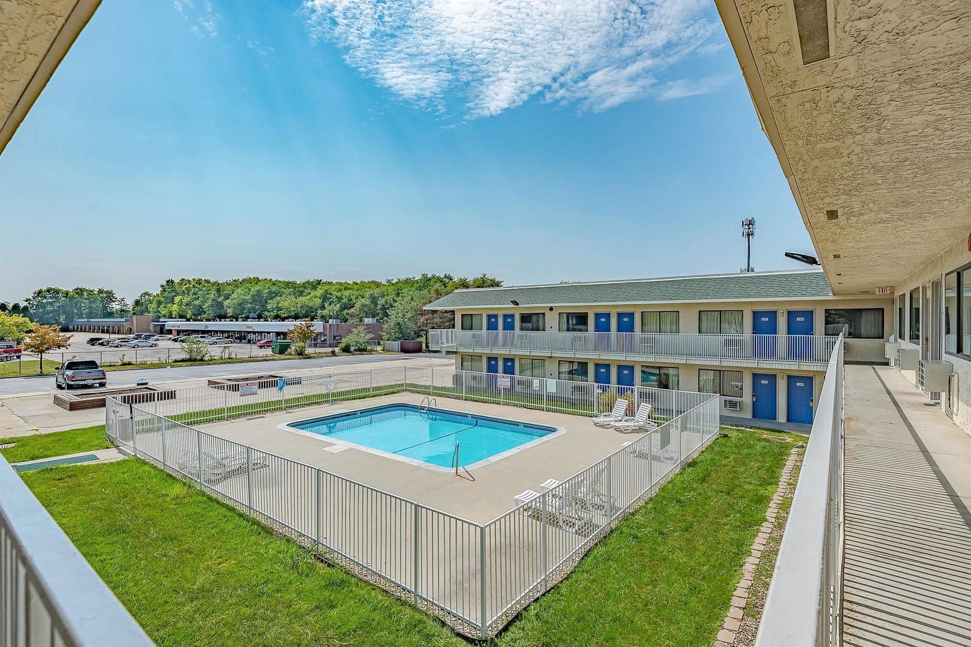 Motel 6 Kansas City, Mo - Airport Eksteriør billede