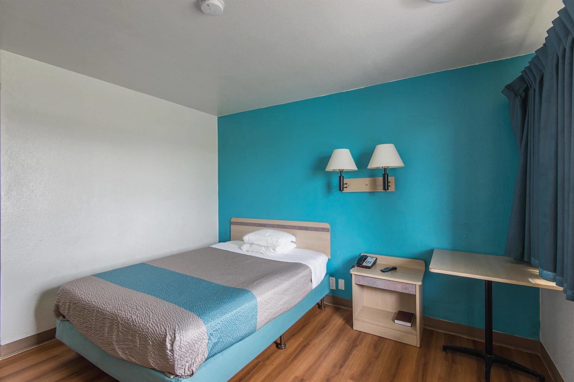 Motel 6 Kansas City, Mo - Airport Eksteriør billede