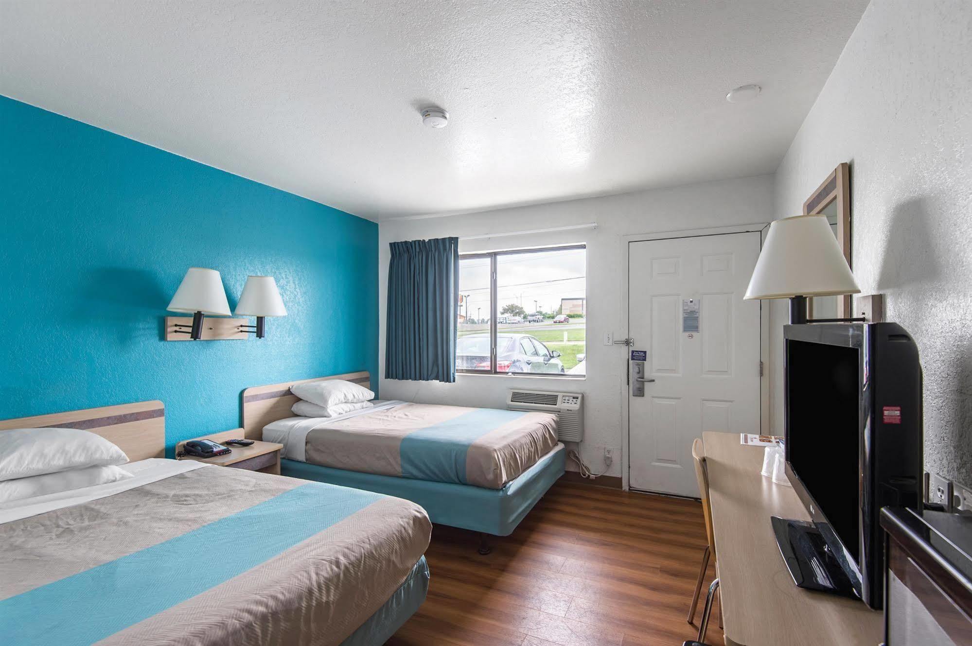 Motel 6 Kansas City, Mo - Airport Eksteriør billede